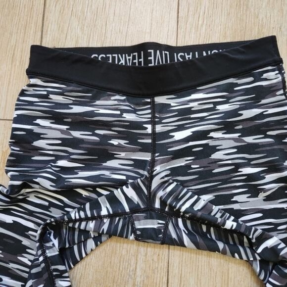 Nike Dri-fit  Pro Camo Capri Length Leggings Size Medium - Picture 9 of 13